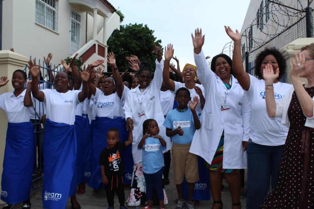 El ministro de Exteriores francés, Jean Ives Le Drian, visita el centro DREAM para niños de Maputo